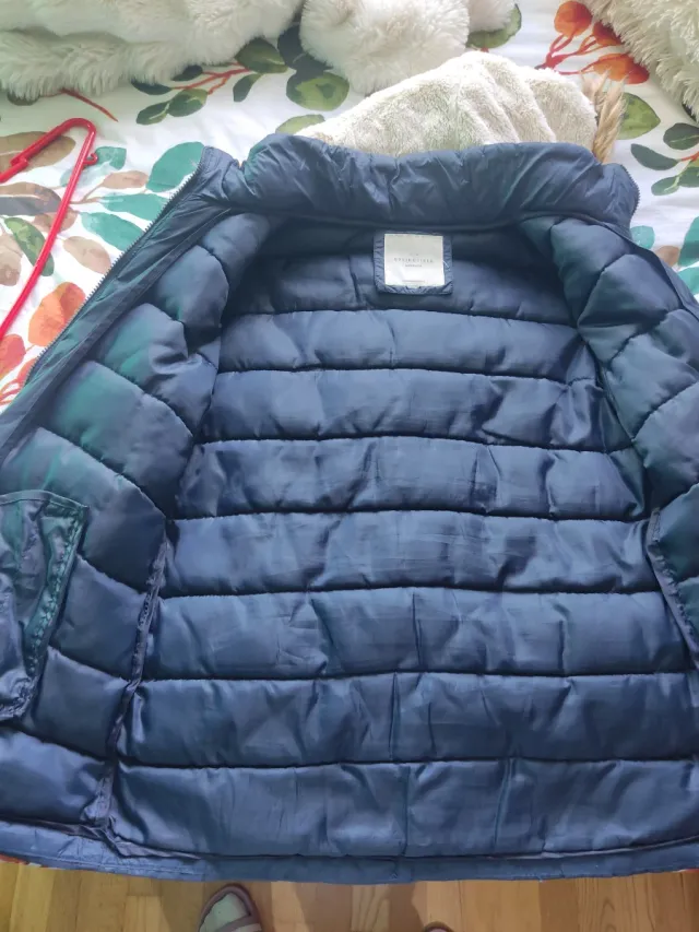 Chaqueta azul marino con capucha