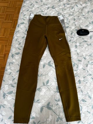 Mallas deportivas Nike verde oliva y plateado