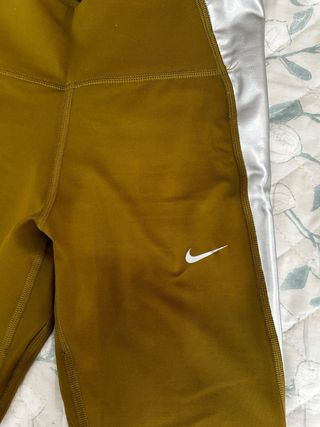Mallas deportivas Nike verde oliva y plateado