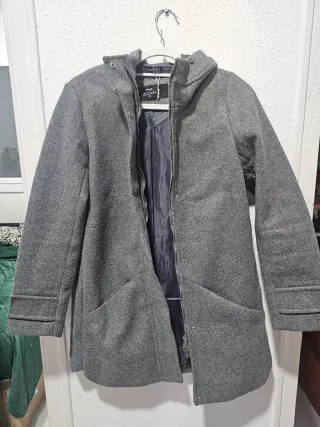 Vendo due cappotti grigi e altri articoli