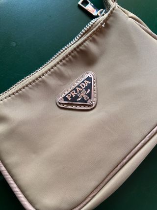 Bolso pequeño Prada Souvenir beige