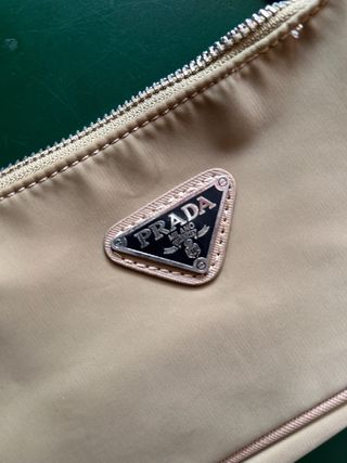 Bolso pequeño Prada Souvenir beige