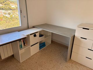 Escritorio modular blanco y gris