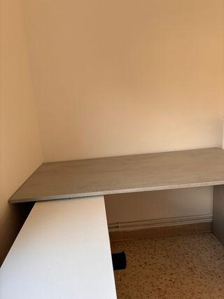 Escritorio modular blanco y gris