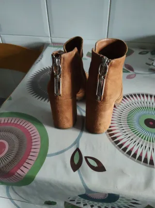 Botines ante tacón marrón