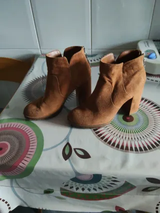 Botines ante tacón marrón