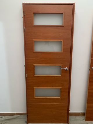 Puertas madera maciza con cristal y ciegas, lisas