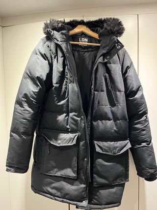 Parka Negra Tres Cuartos Talla M talla más grande