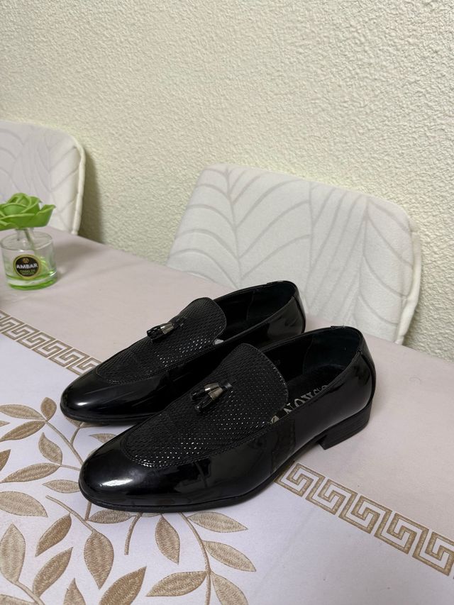 Mocassini in pelle scamosciata nera con nappe