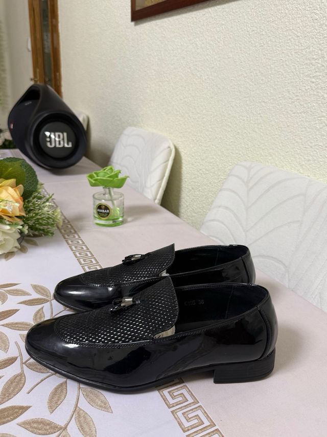 Mocassini in pelle scamosciata nera con nappe