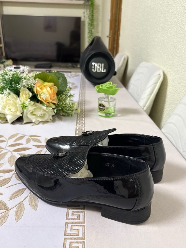 Mocassini in pelle scamosciata nera con nappe