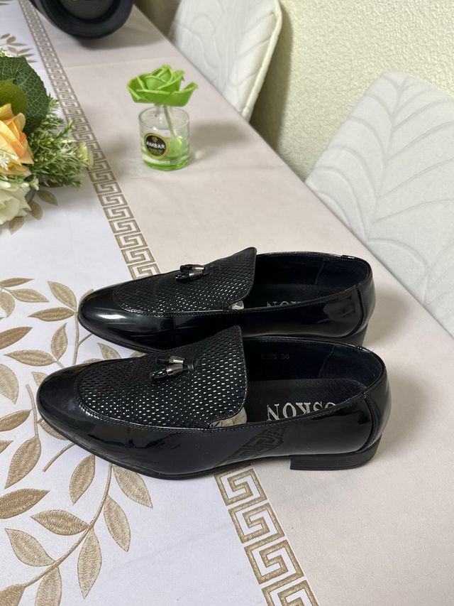 Mocassini in pelle scamosciata nera con nappe