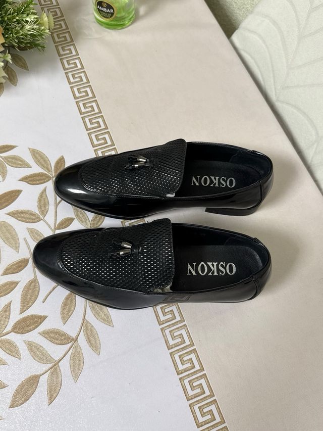 Mocassini in pelle scamosciata nera con nappe