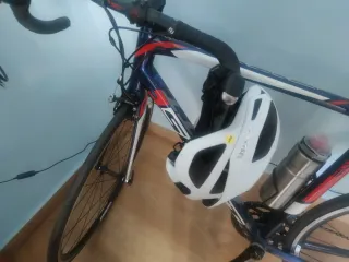 Bicicleta de carretera azul y roja