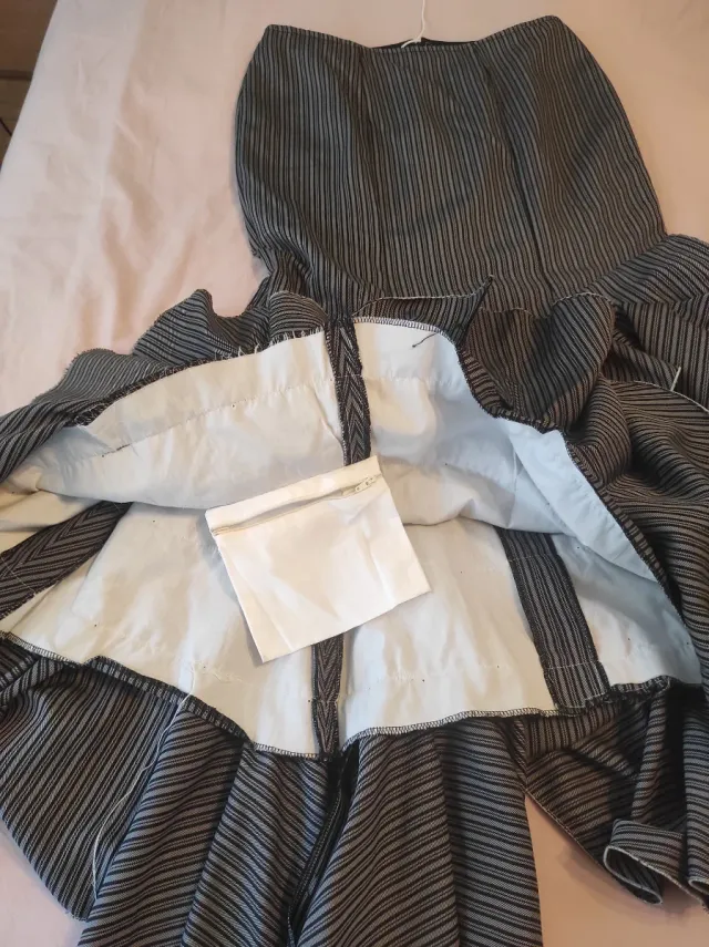 Falda flamenca volantes rayas blanco y negro