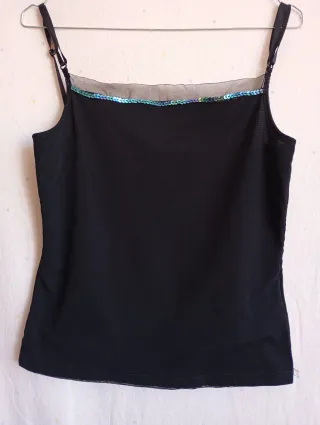 Camiseta tirantes negra con lentejuelas