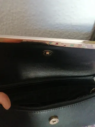 Bolso de mano negro con cadena dorada