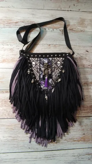Bolso flecos calaveras hecho a mano