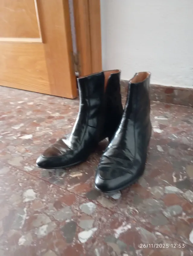 Botines de cuero negros Talla 42 Suela de cuero.