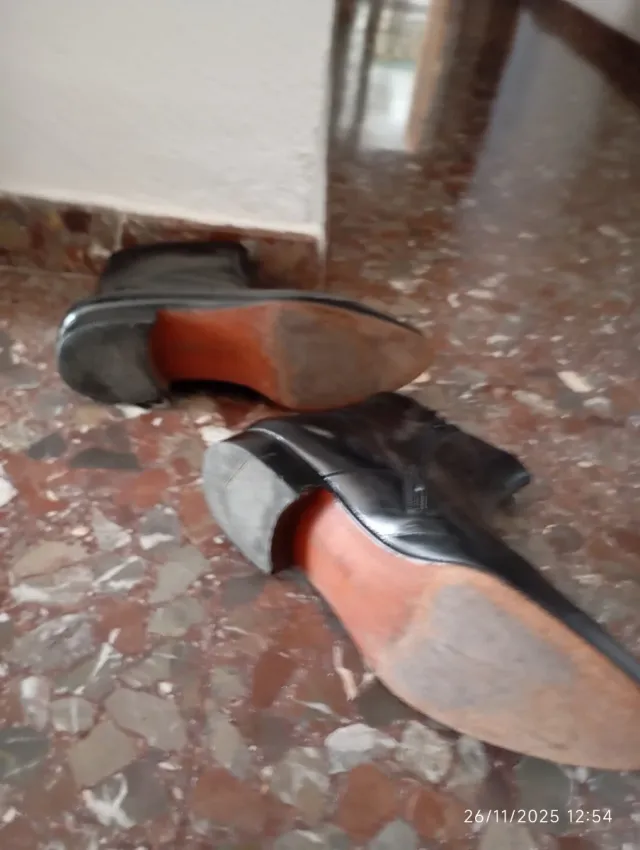 Botines de cuero negros Talla 42 Suela de cuero.