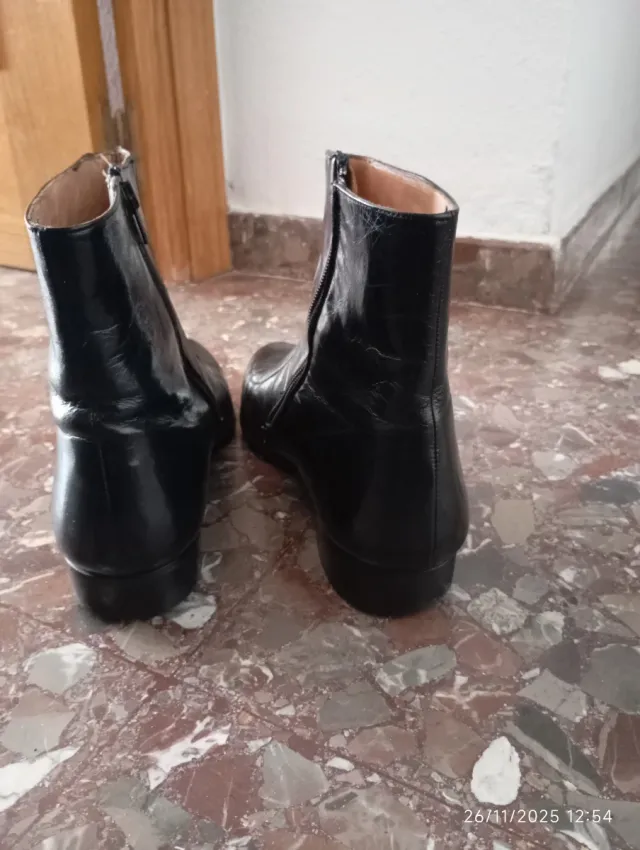 Botines de cuero negros Talla 42 Suela de cuero.
