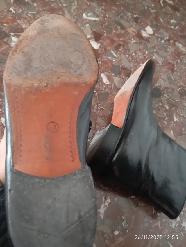 Botines de cuero negros Talla 42 Suela de cuero.