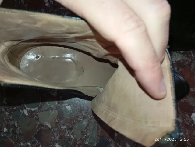 Botines de cuero negros Talla 42 Suela de cuero.
