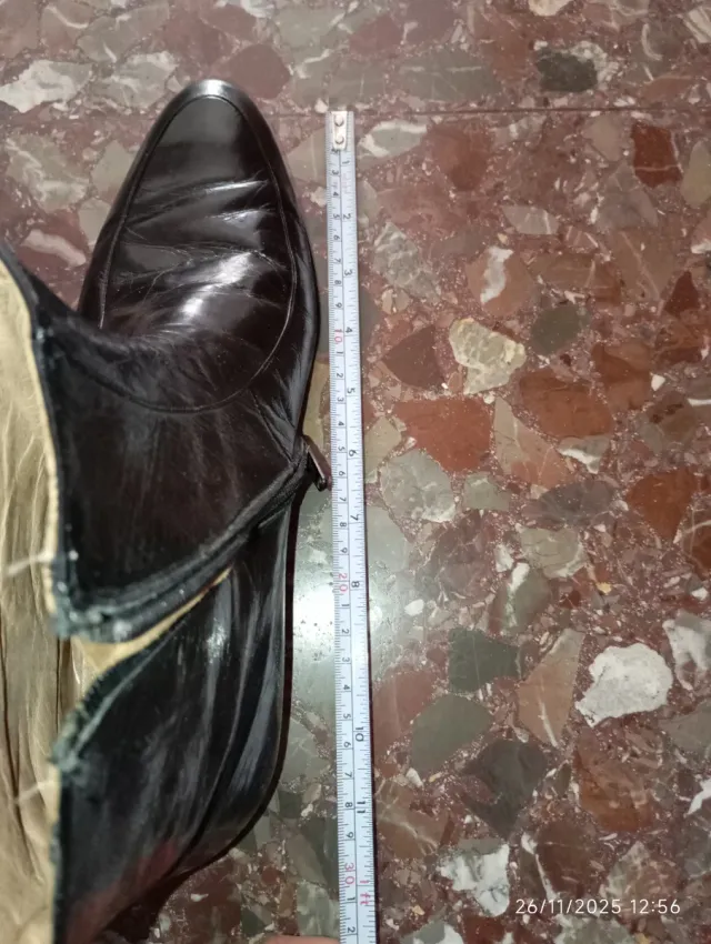 Botines de cuero negros Talla 42 Suela de cuero.