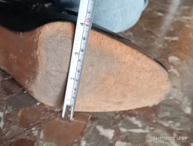 Botines de cuero negros Talla 42 Suela de cuero.