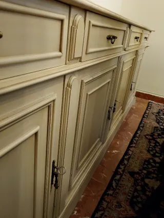 Aparador de madera lacada beige