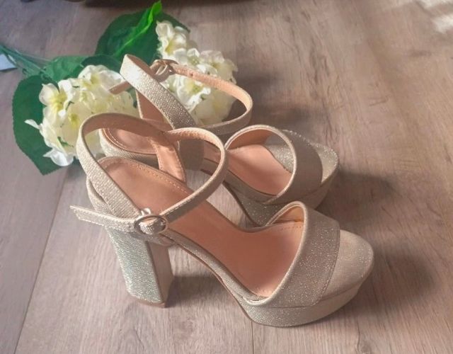 Sandalias doradas tacón alto plataforma