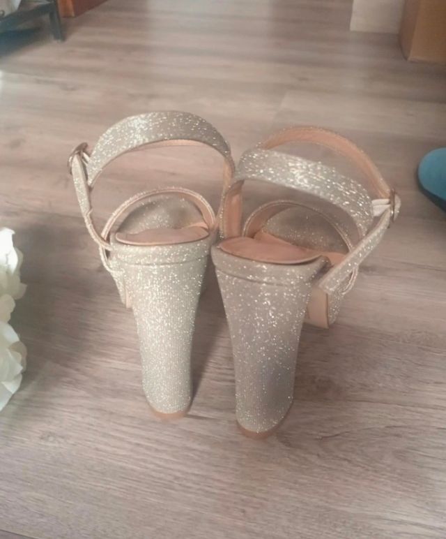 Sandalias doradas tacón alto plataforma