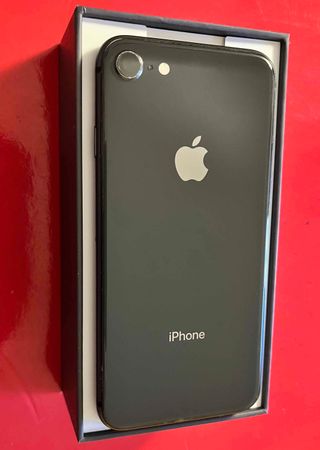 iPhone 8 64GB Negro con funda de Segunda mano por 65 EUR en Madrid