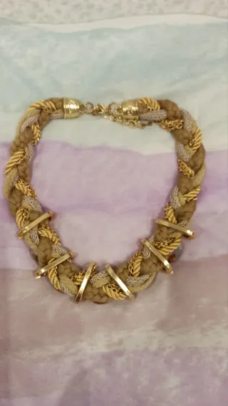 Regalos de Navidad. Collar trenzado marrón y dorad