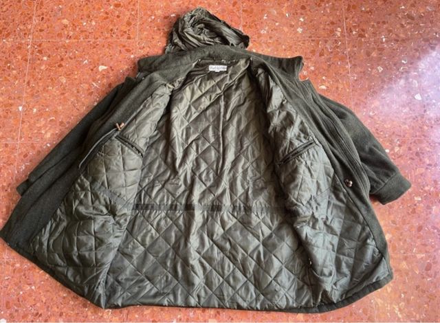 Abrigo verde militar con capucha