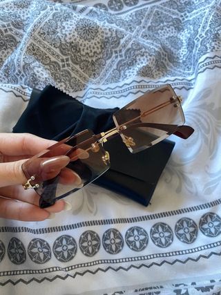 Gafas de sol marrones y doradas