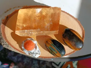 Lotto di minerali: Calcite, Occhio di Tigre, opali ecc