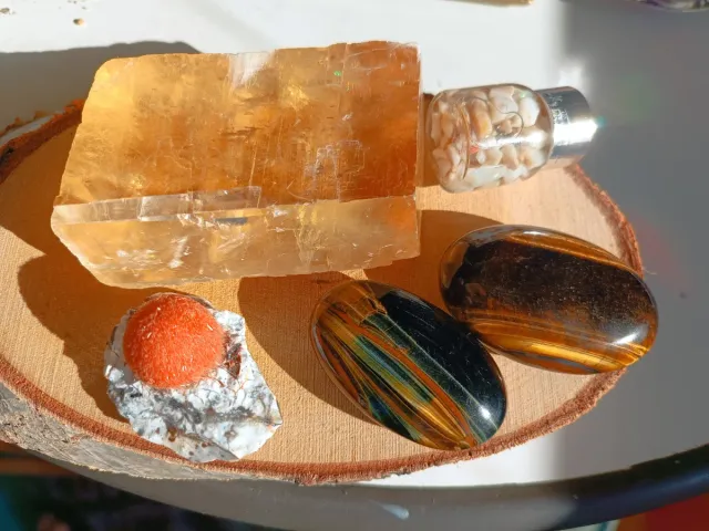 Lotto di minerali: Calcite, Occhio di Tigre, opali ecc