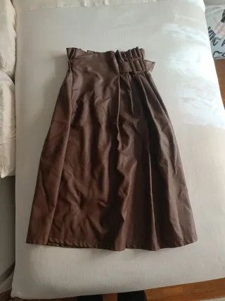 Falda marrón efecto piel