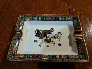Posacenere decorato con cavalli