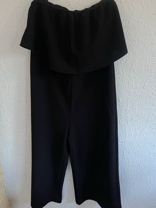 Mono negro con volantes sin uso.