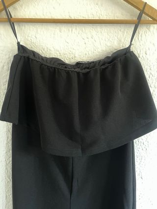 Mono negro con volantes sin uso.