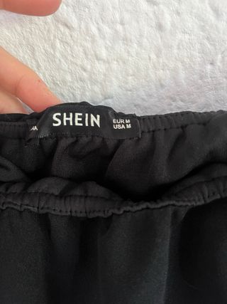 Mono negro con volantes sin uso.