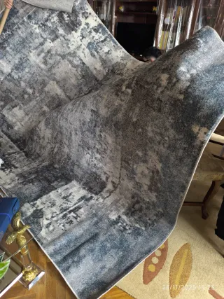 Tappeto grande con design astratto