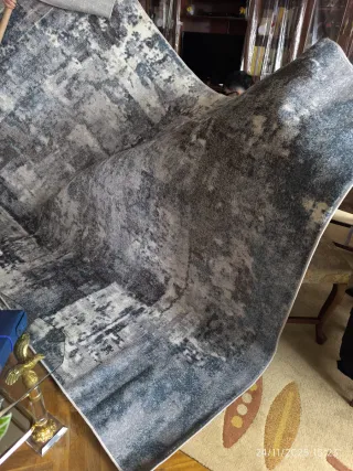 Tappeto grande con design astratto