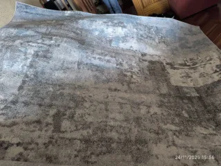 Tappeto grande con design astratto