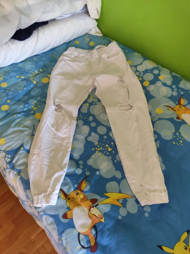 BERSKA Pantalón blanco con roto moderno como nuevo