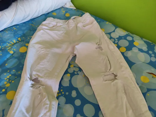BERSKA Pantalón blanco con roto moderno como nuevo