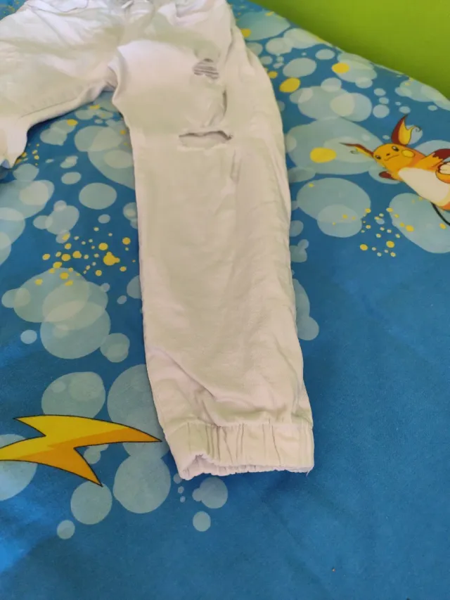 BERSKA Pantalón blanco con roto moderno como nuevo