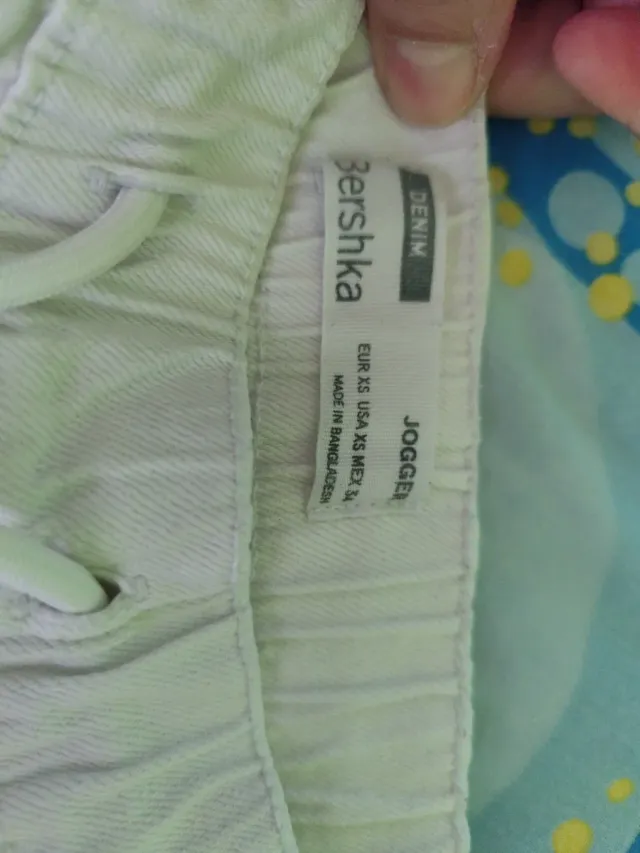 BERSKA Pantalón blanco con roto moderno como nuevo